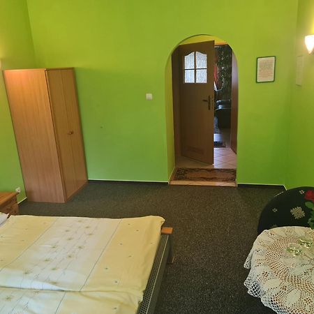 Restaurant & Hostel "Broadway" Kliniska Екстериор снимка