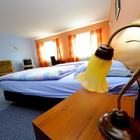 Restaurant & Hostel "Broadway" Kliniska Екстериор снимка