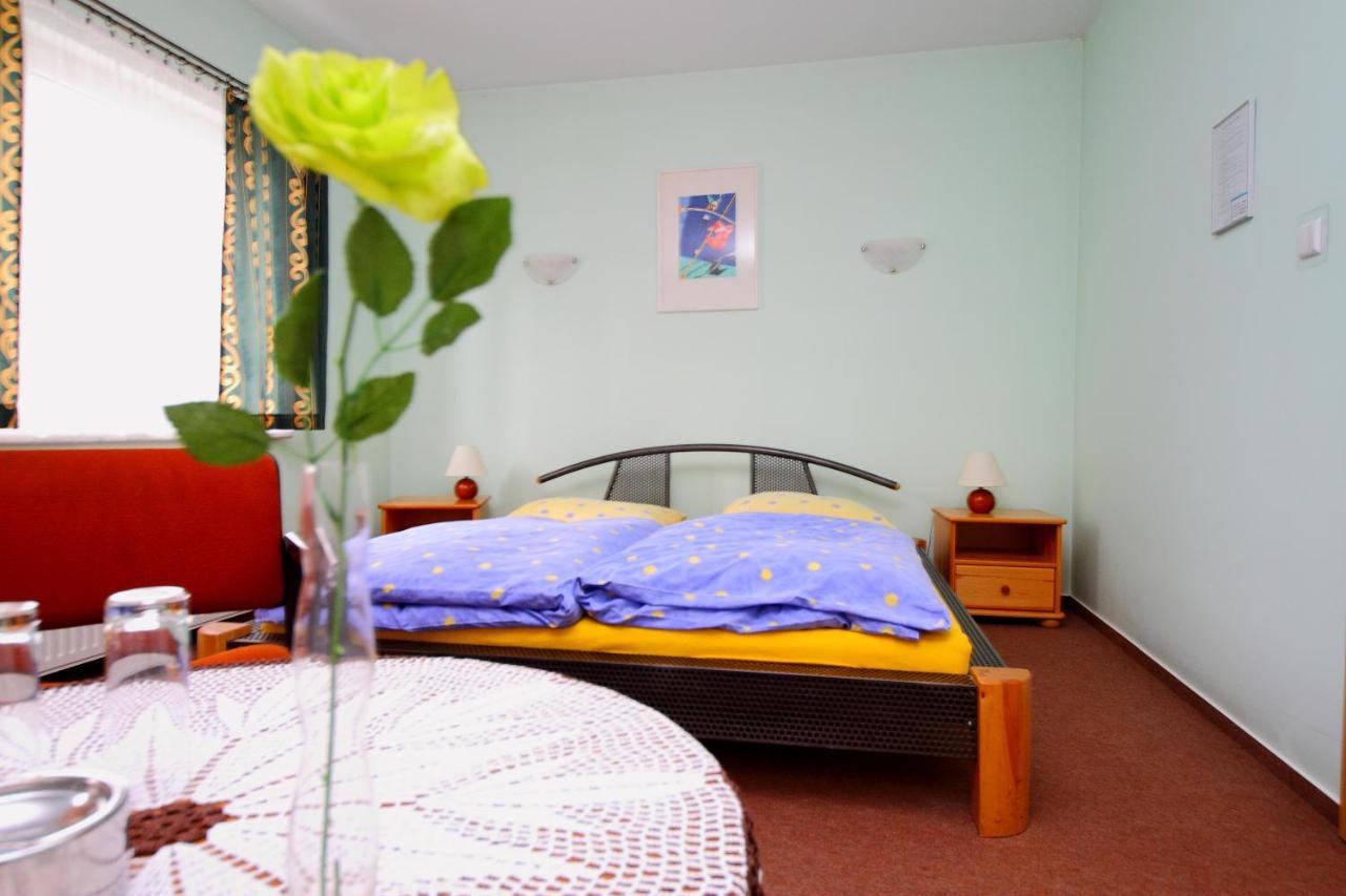 Restaurant & Hostel "Broadway" Kliniska Екстериор снимка