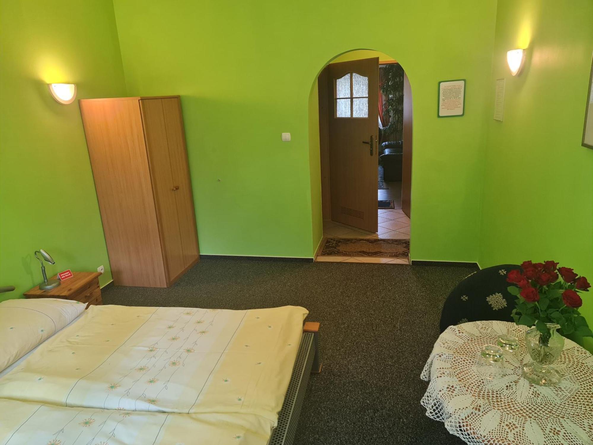 Restaurant & Hostel "Broadway" Kliniska Екстериор снимка