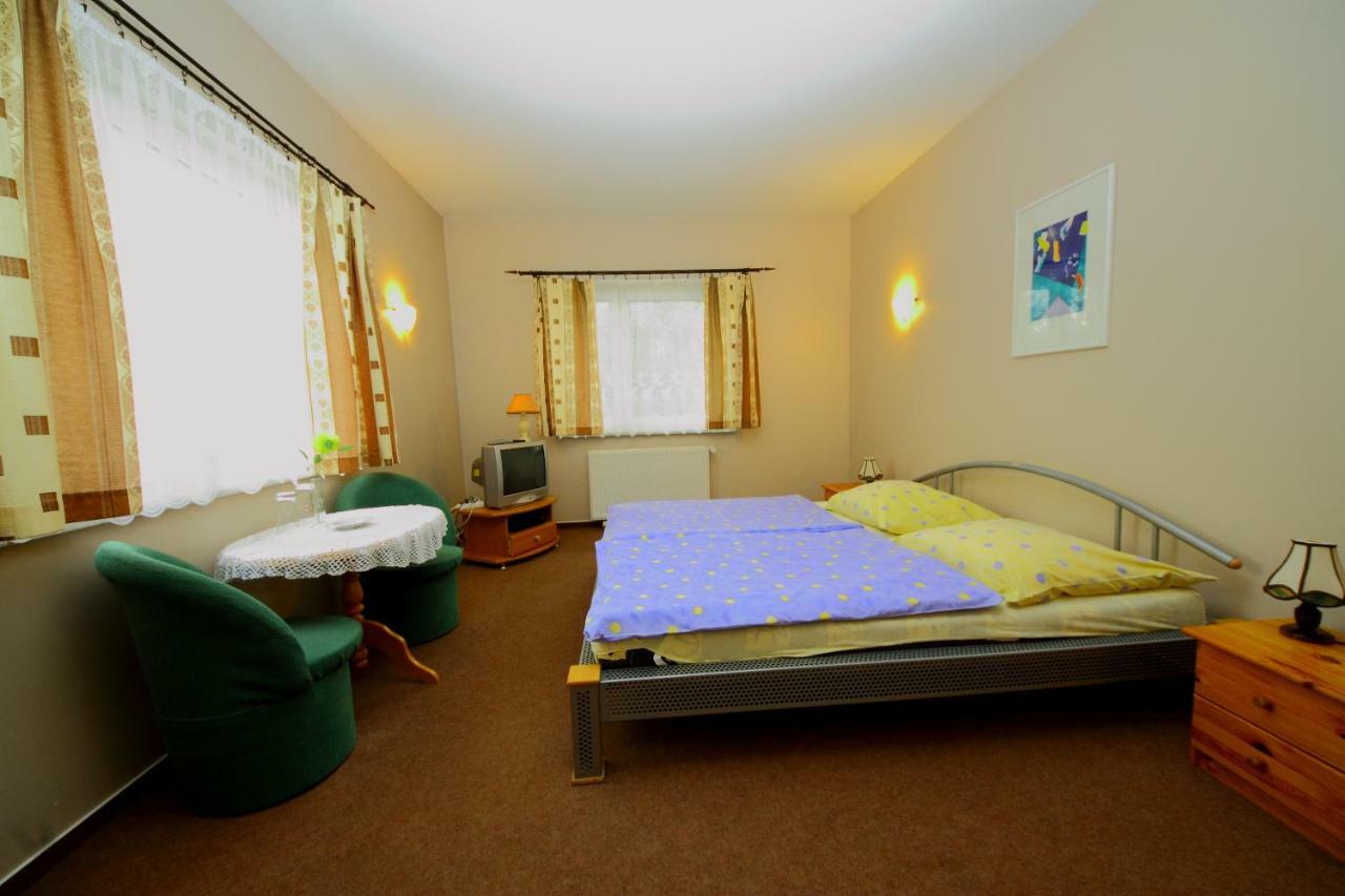 Restaurant & Hostel "Broadway" Kliniska Екстериор снимка