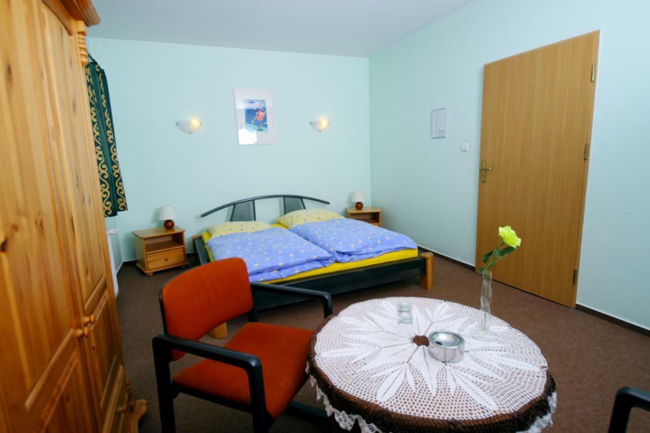 Restaurant & Hostel "Broadway" Kliniska Екстериор снимка