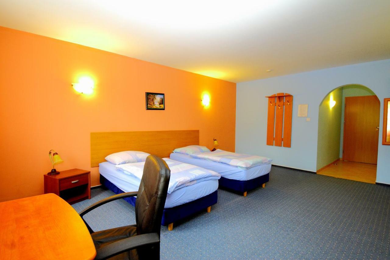 Restaurant & Hostel "Broadway" Kliniska Екстериор снимка