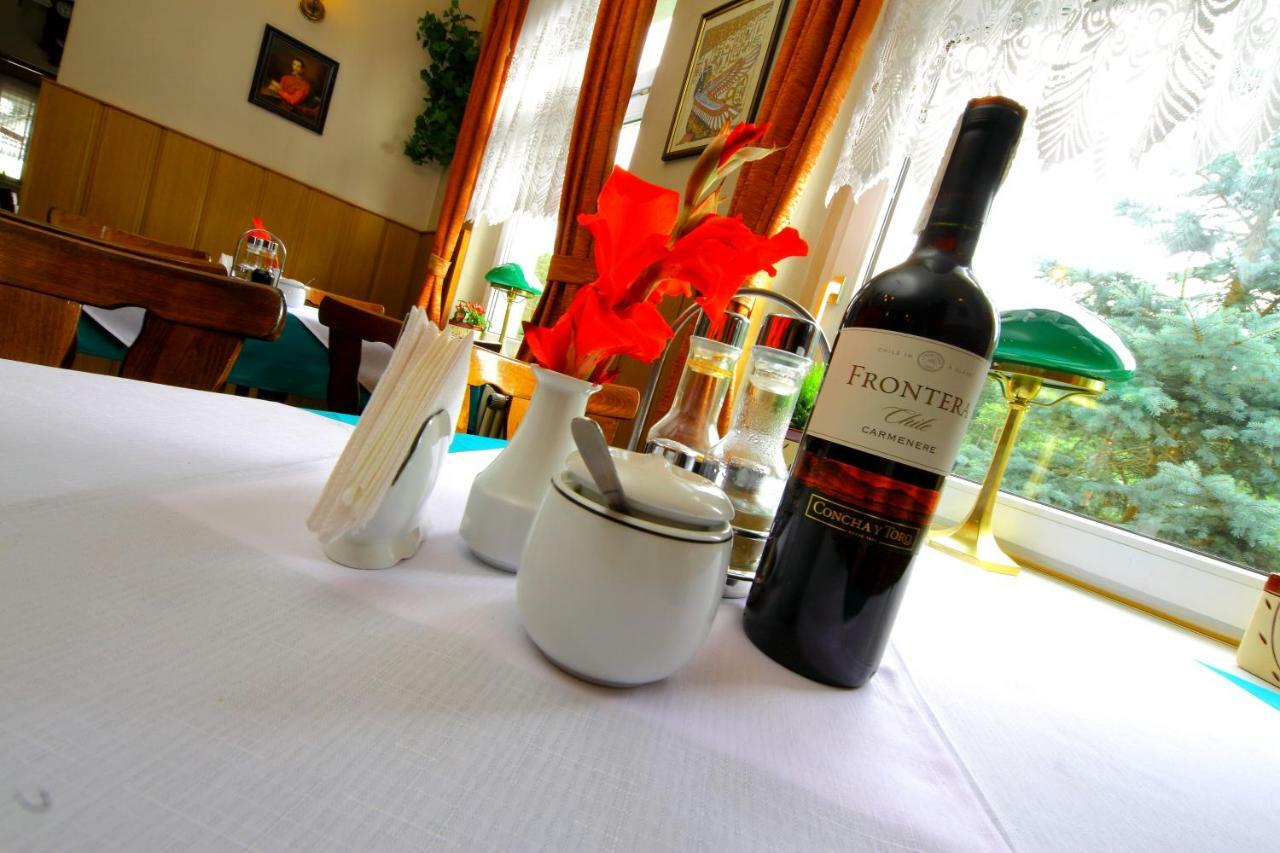 Restaurant & Hostel "Broadway" Kliniska Екстериор снимка