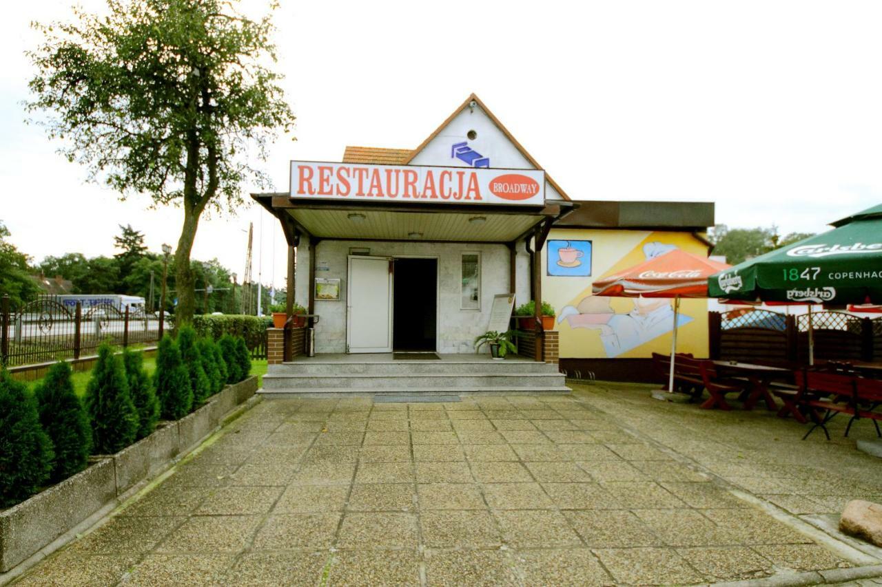Restaurant & Hostel "Broadway" Kliniska Екстериор снимка