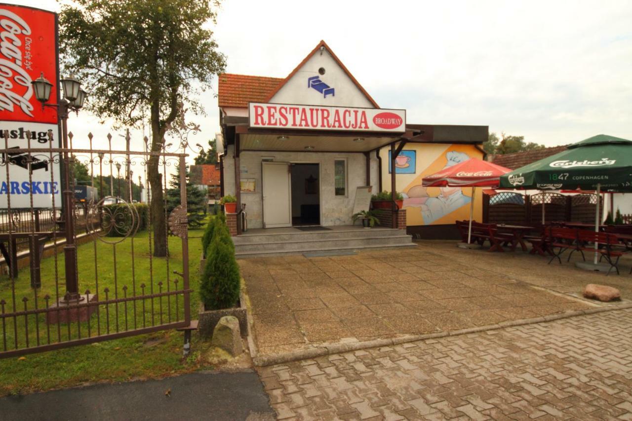 Restaurant & Hostel "Broadway" Kliniska Екстериор снимка
