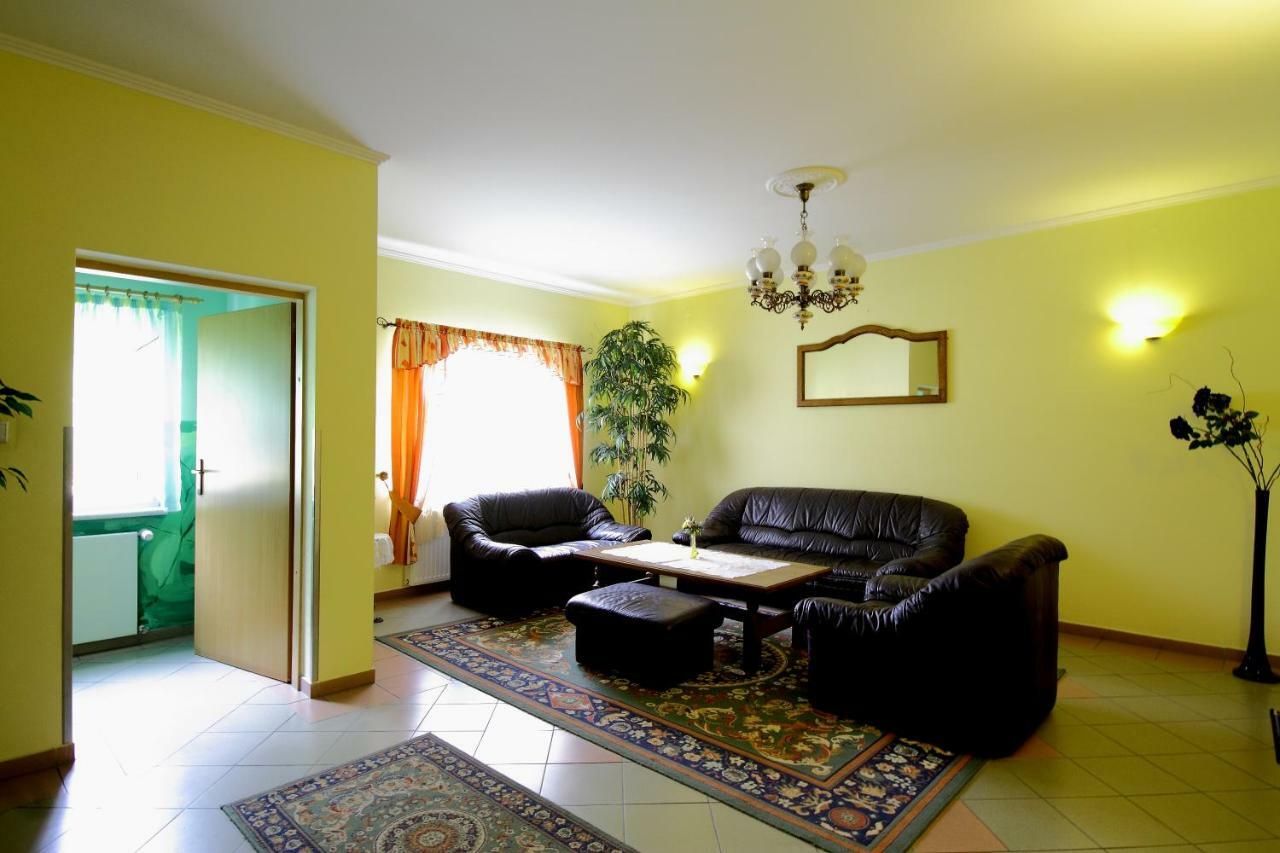 Restaurant & Hostel "Broadway" Kliniska Екстериор снимка