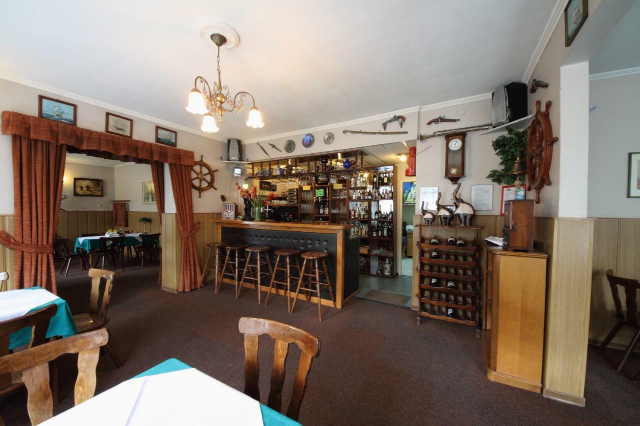 Restaurant & Hostel "Broadway" Kliniska Екстериор снимка