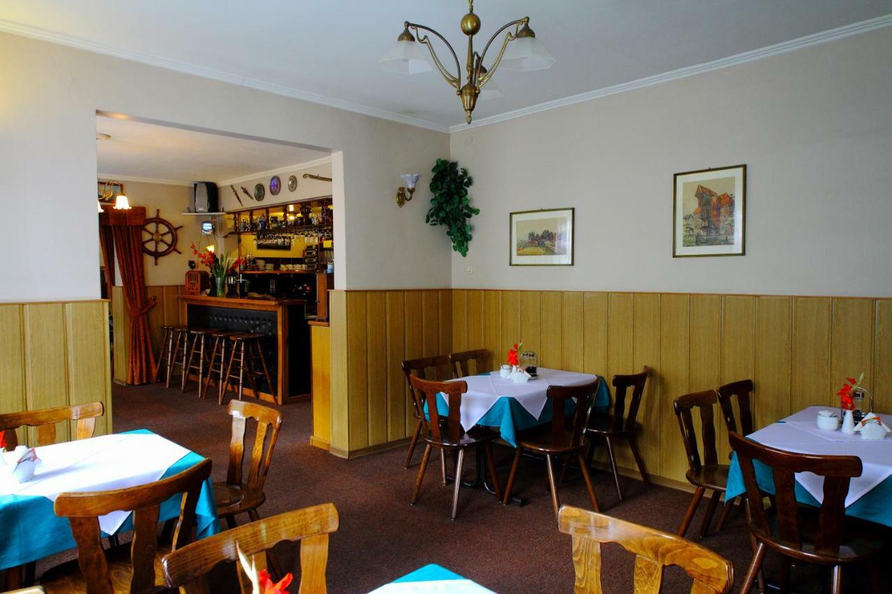 Restaurant & Hostel "Broadway" Kliniska Екстериор снимка