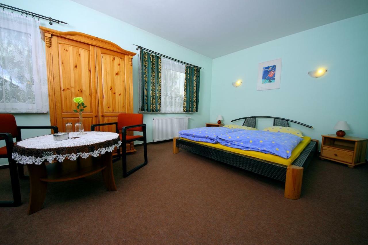 Restaurant & Hostel "Broadway" Kliniska Екстериор снимка