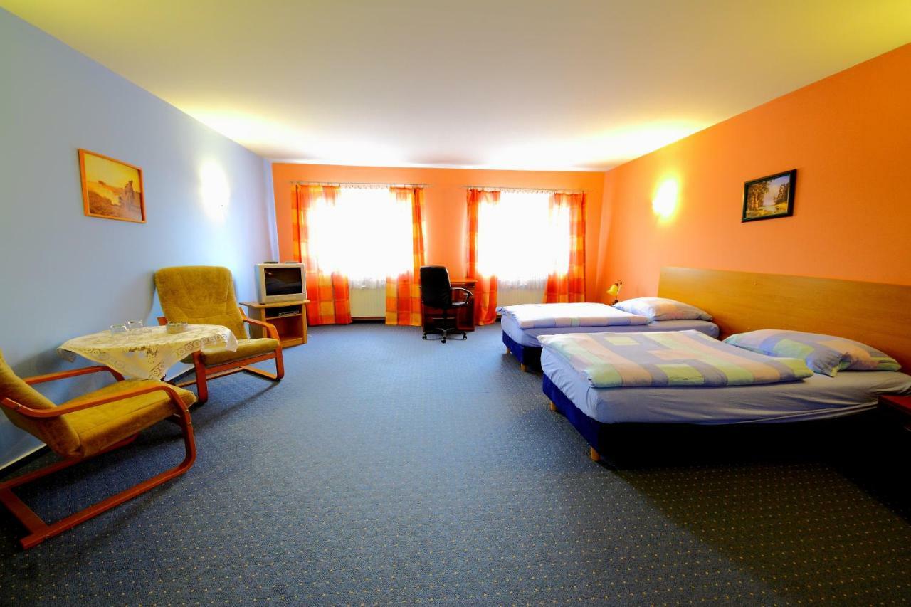 Restaurant & Hostel "Broadway" Kliniska Екстериор снимка