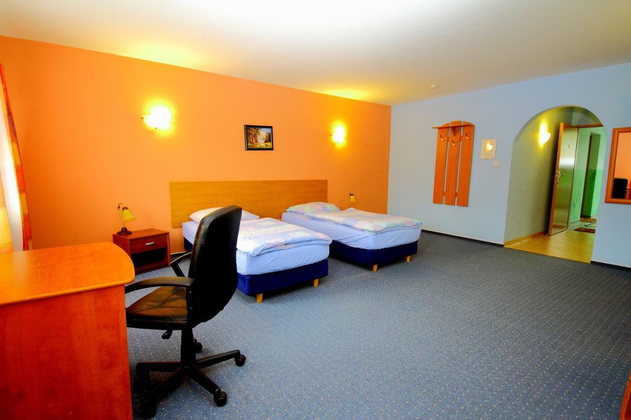 Restaurant & Hostel "Broadway" Kliniska Екстериор снимка