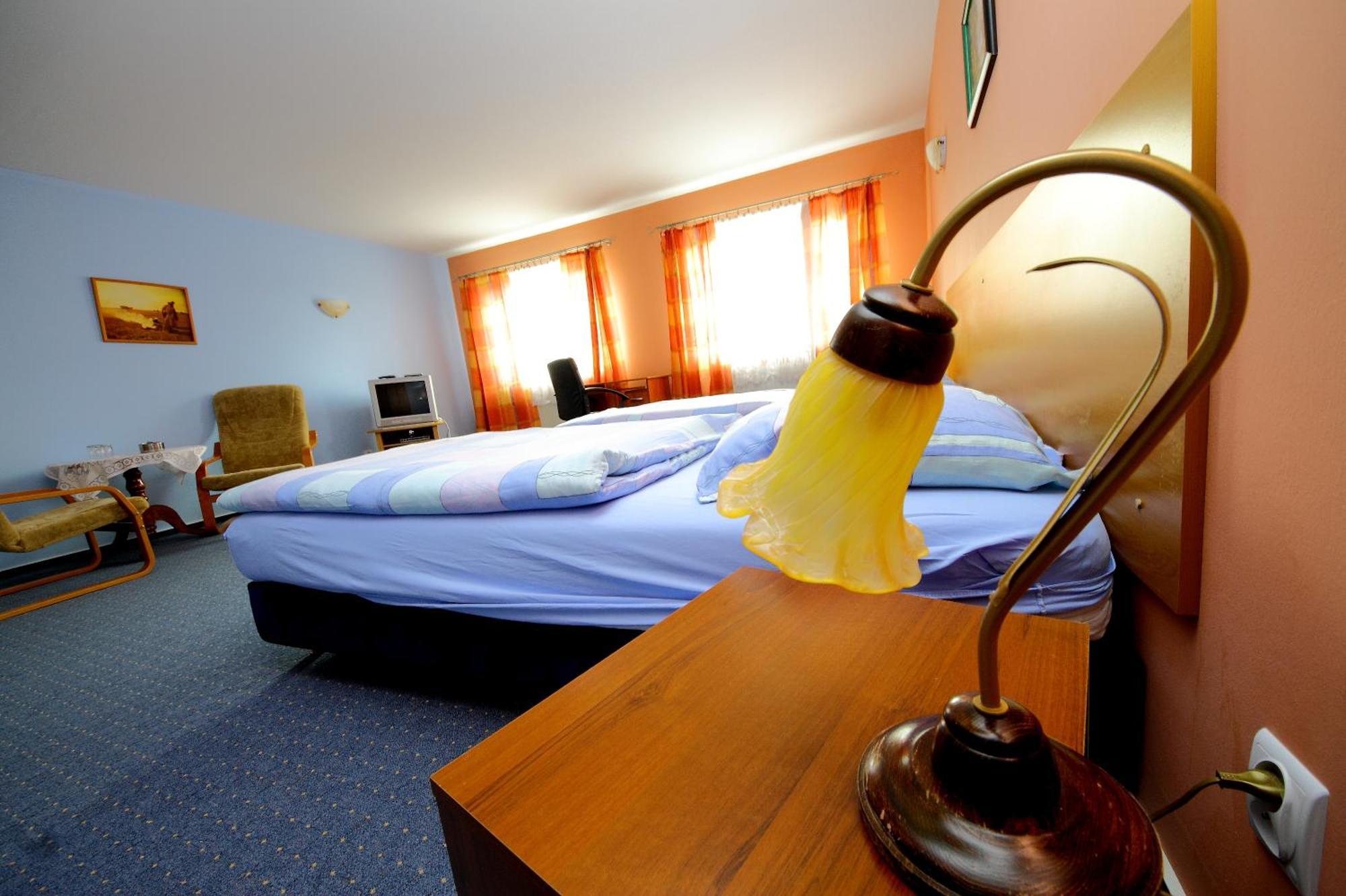 Restaurant & Hostel "Broadway" Kliniska Екстериор снимка