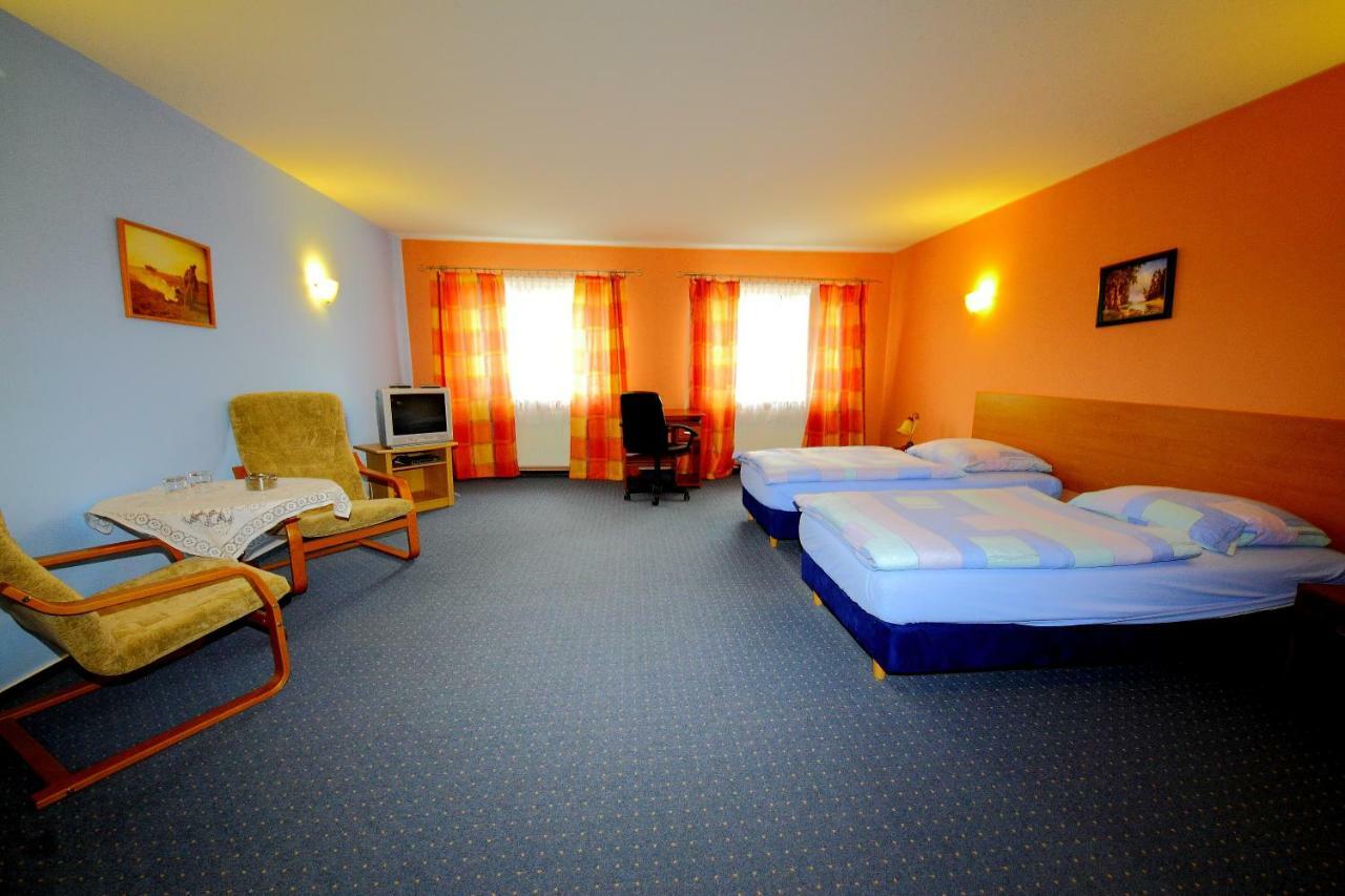 Restaurant & Hostel "Broadway" Kliniska Екстериор снимка