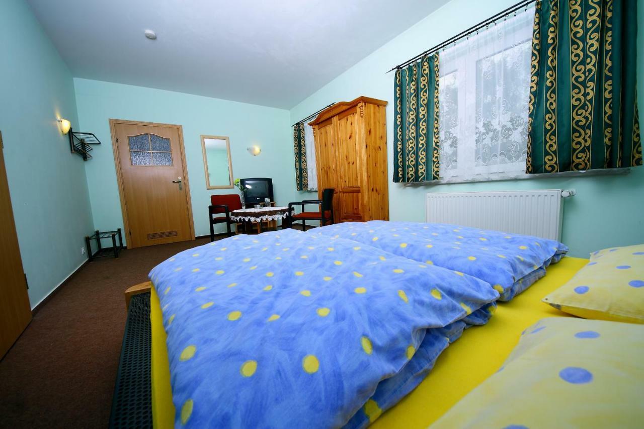 Restaurant & Hostel "Broadway" Kliniska Екстериор снимка