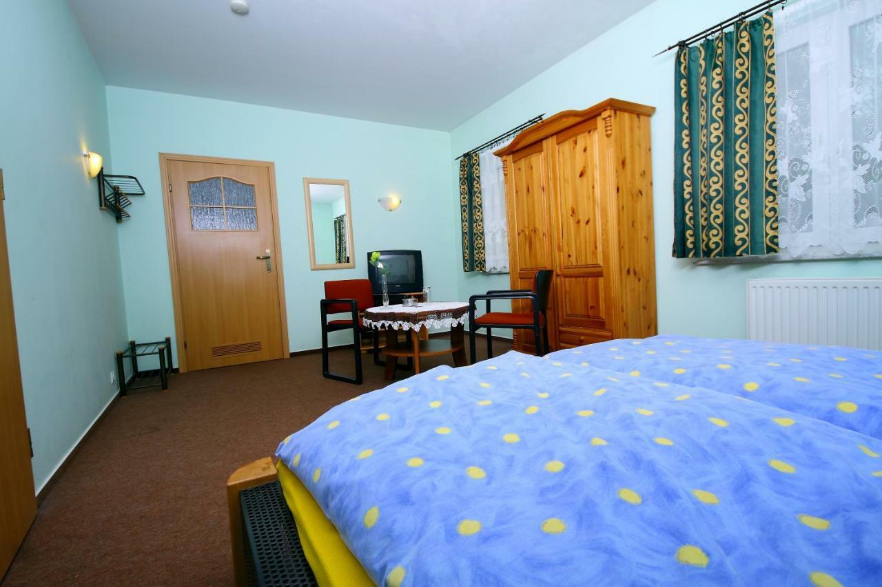 Restaurant & Hostel "Broadway" Kliniska Екстериор снимка